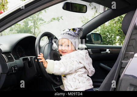 Süße kleine Mädchen fahren Auto. Kind im Auto sitzen Stockfoto