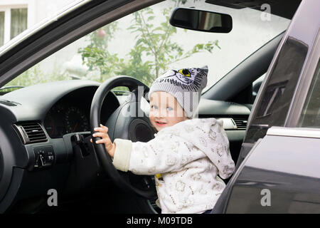 Süße kleine Mädchen fahren Auto. Kind im Auto sitzen Stockfoto