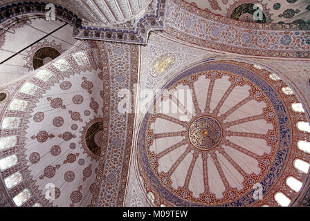 Innenraum Decke und Kuppeln der Sultan Ahmed Moschee oder Sultan Ahmet Moschee, auch bekannt als die Blaue Moschee (1616) Sultanahmet, Istanbul, Türkei Stockfoto