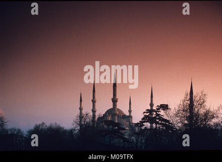 Minarette & Kuppeln der Sultan Ahmed Moschee oder Sultan Ahmet Moschee, auch bekannt als die Blaue Moschee (1616) in der Dämmerung oder Sonnenuntergang, Sultanahmet, Istanbul, Türkei Silhouette Stockfoto