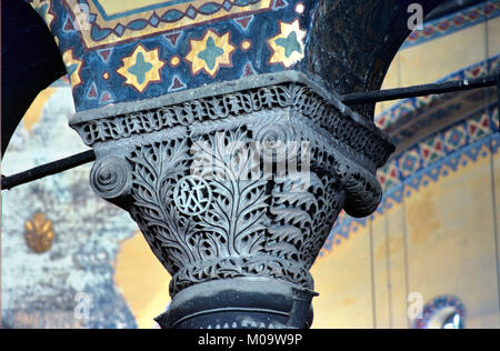 Die byzantinische Hauptstadt Detail im Südosten Galerie der c 5 byzantinische Kirche Hagia Sophia, aka Haghia Sophia, Ayasofya oder Sancta Sophia, später umgewandelt in eine Moschee, dann ein Museum, Sultanahmet, Istanbul, Türkei Stockfoto