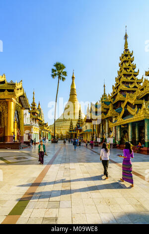 Shwedagon Paya Pagode Myanmer berühmten heiligen Ort und touristische Attraktion Sehenswürdigkeiten. Yangon, Myanmar Stockfoto