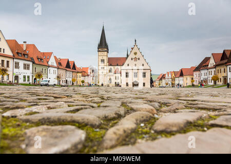 BARDEJOV, SLOWAKEI - November 7, 2014: Herbst Blick auf den Marktplatz in der Altstadt mit gotischen Basilika St. Giles, Ansicht von Pflaster Steine, in Barde Stockfoto