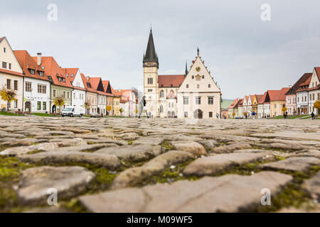 BARDEJOV, SLOWAKEI - November 7, 2014: Herbst Blick auf den Marktplatz in der Altstadt mit gotischen Basilika St. Giles, Ansicht von Pflaster Steine, in Barde Stockfoto