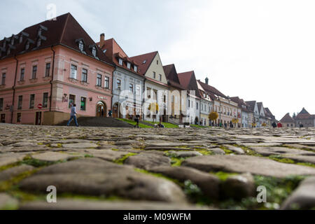 BARDEJOV, SLOWAKEI - November 7, 2014: Herbst Blick auf den Marktplatz in der Altstadt mit gotischen Basilika St. Giles, Ansicht von Pflaster Steine, in Barde Stockfoto