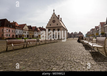 BARDEJOV, SLOWAKEI - November 7, 2014: Herbst Blick auf den Marktplatz in der Altstadt mit gotischen Basilika St. Giles in Bardejov, Slowakei Stockfoto