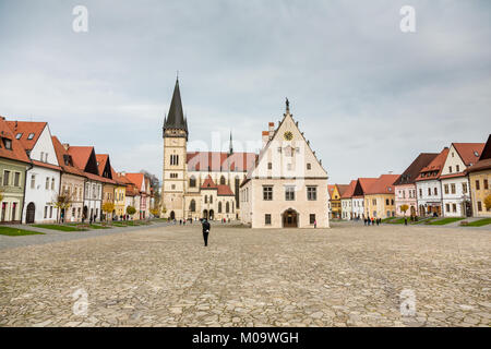 BARDEJOV, SLOWAKEI - November 7, 2014: Herbst Blick auf den Marktplatz in der Altstadt mit gotischen Basilika St. Giles in Bardejov, Slowakei Stockfoto