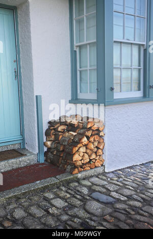 Stapel von Brennholz außerhalb der Tür eines inländischen Haus - Johannes Gollop Stockfoto