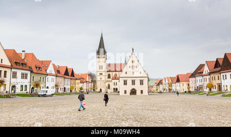 BARDEJOV, SLOWAKEI - November 7, 2014: Herbst Blick auf den Marktplatz in der Altstadt mit gotischen Basilika St. Giles in Bardejov, Slowakei Stockfoto