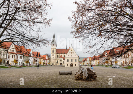 BARDEJOV, SLOWAKEI - November 7, 2014: Herbst Blick auf den Marktplatz in der Altstadt mit gotischen Basilika St. Giles in Bardejov, Slowakei Stockfoto