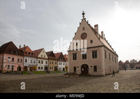 BARDEJOV, SLOWAKEI - November 7, 2014: Herbst Blick auf den Marktplatz in der Altstadt mit gotischen Basilika St. Giles in Bardejov, Slowakei Stockfoto