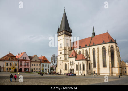 BARDEJOV, SLOWAKEI - November 7, 2014: Herbst Blick auf den Marktplatz in der Altstadt mit gotischen Basilika St. Giles in Bardejov, Slowakei Stockfoto