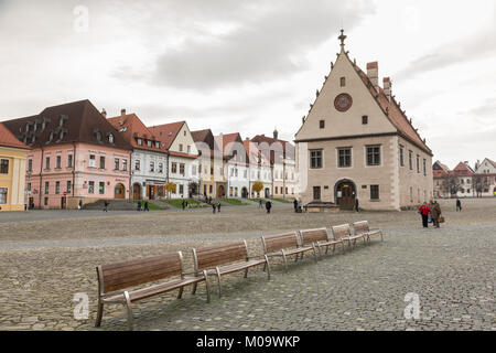 BARDEJOV, SLOWAKEI - November 7, 2014: Herbst Blick auf den Marktplatz in der Altstadt mit gotischen Basilika St. Giles in Bardejov, Slowakei Stockfoto