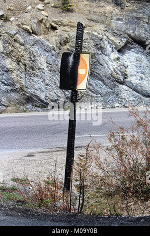 Ein Brandopfer Nicht unterschreiben mit einer Straße im Hintergrund ein. Stockfoto