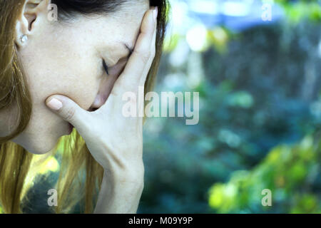 Porträt einer reifen Frau, 46 Jahre, Denken, traurig, niedergeschlagen, die ihr Gesicht, Draußen, Griechisch. Stockfoto