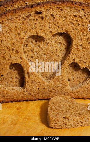 Stück groben Roggenbrot mit Herz Stockfoto