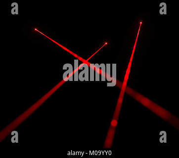 Roten Laserstrahlen auf schwarzem Hintergrund Stockfoto