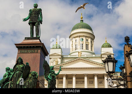 Statue von Zar Alexander II. vor der Kathedrale in Helsinki. Stockfoto
