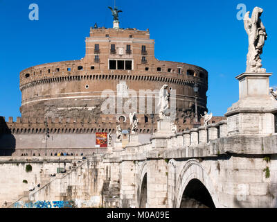 Rom, Italien. Castel Sant'Angelo mit Blick auf die Brücke. Stockfoto