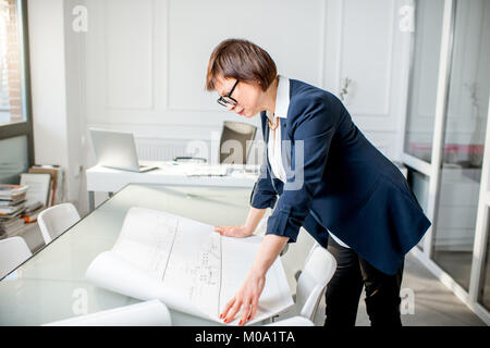 Senior Architekt im Büro Stockfoto