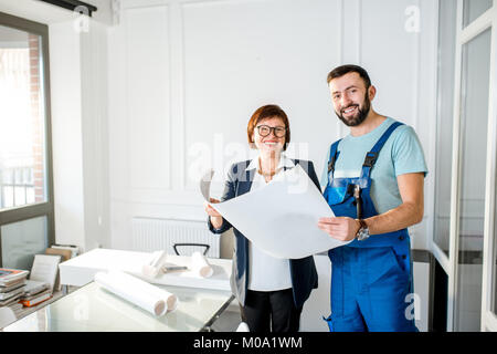 Handwerker mit Senior Architekt oder Kunde im Büro Stockfoto