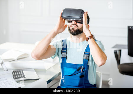 Foreman mit VR-Brille projiziert, Umwelt, sich vorzustellen Stockfoto