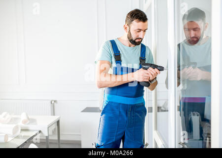 Handwerker im Büro Stockfoto