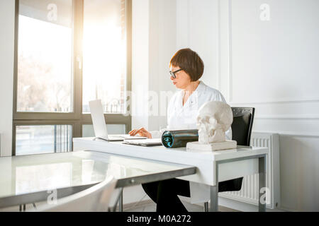 Leitende Ärztin im Büro Stockfoto