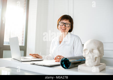 Leitende Ärztin im Büro Stockfoto