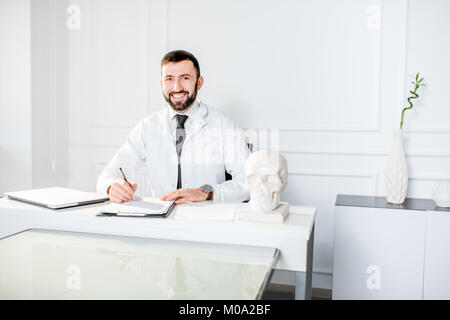 Männlicher Arzt die Arbeit im Büro Stockfoto