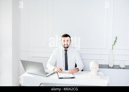 Männlicher Arzt die Arbeit im Büro Stockfoto