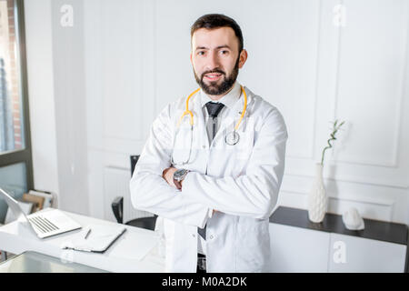 Arzt Porträt im Innenbereich Stockfoto