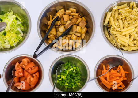 Schulkantine Nudeln und Salat bar Stockfoto