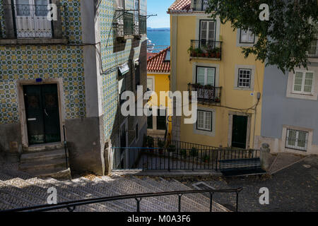 Schöne und bunte alte Gebäude im Viertel Alfama und den Tejo im Hintergrund an einem sonnigen Tag; Konzept für Reisen in Portugal ein Stockfoto