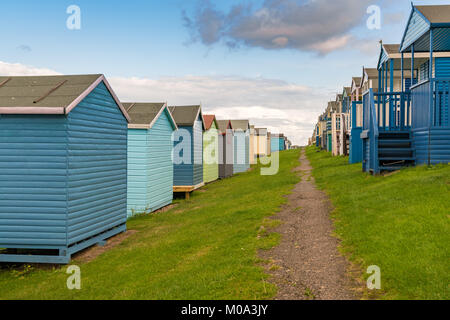 Reihen von strandhütten auf dem Norden siehe Küste am Tankerton Slopes in Whitstable, Kent, England, Großbritannien Stockfoto