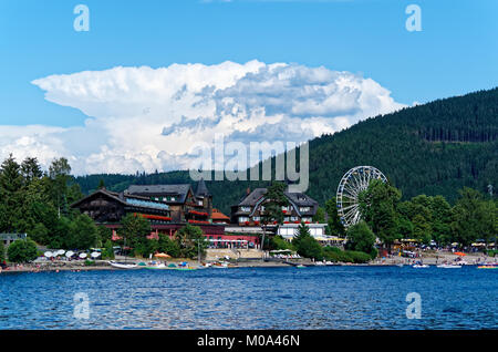 Traditionelle Häuser und Riesenrad an der Promenade des Titisees im Nationalpark Schwarzwald Stockfoto