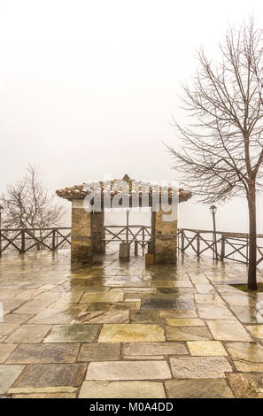 Die Meteora ist eine Felsformation in Zentral Griechenland Hosting eines der größten und bedeutendsten steilen errichtet Komplexe der östlichen orthodoxen Klöstern... Stockfoto