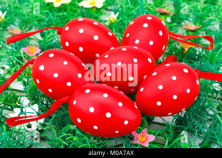Ostern rot gefleckten Eier auf Kunstrasen Hintergrund. Stockfoto