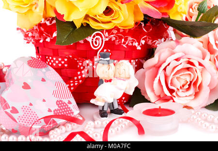 Bunte Rosen, Braut und Verlobten, Kerze und Geschenk-Box Nahaufnahme Bild. Stockfoto