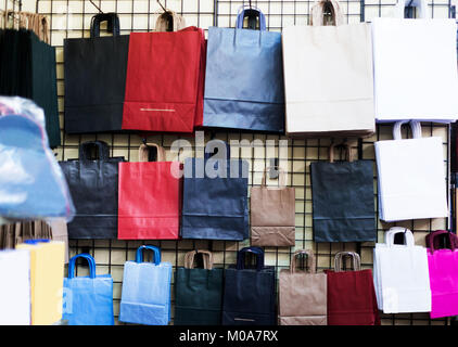 Farbige big Papier hängt auf dem Stand in den Store. Stockfoto