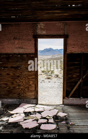 Blick auf Wüste Landschaft durch eine verlassene Tor in der Geisterstadt Rhyolith, Nevada, USA Stockfoto
