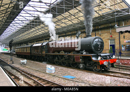 LMS Pacific Dampflok Nr. 6201 Prinzessin Elizabeth fährt Huddersfield Bahnhof, Yorkshire 18. April 2010, Huddersfield, Großbritannien Stockfoto