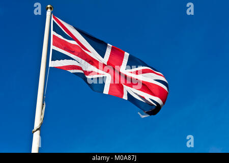 Union Flagge des Vereinigten Königreichs im Wind fliegen Stockfoto