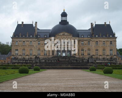 CHATEAU de Vaux-le-Vicomte, Vorderseite des größten privaten französischen Schloss im barocken Stil und Pfad in Garten in der Stadt von maincy in Frankreich mit bewölktem Himmel. Stockfoto