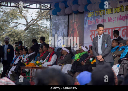 Noemie Repetto/Le Pictorium - 2018, Jan 15-maghi Festival. Neues Jahr in Nepal in Tundikhel durch den Tag. Das Festival war von Kathmandu Durbar Square gestartet. - 16/01/2018 - Nepal/Kathmandu - Maghe Sankranti ist der erste Tag des Monats Magh von Bikram Sambat. Magh ist der zehnte Monat des Jahres. Sankranti ist das Sanskrit Wort in östliche Astrologie, die Transmigration der Sonne bezieht sich von einem Raschi (Sternzeichen) zu einem anderen. In den sehr einfachen, das Wort sankranti ist der erste Tag der Nepalesischen Kalender. Dann offensichtlich, es gibt 12 sankrantis in einem Jahr. Makar San Stockfoto