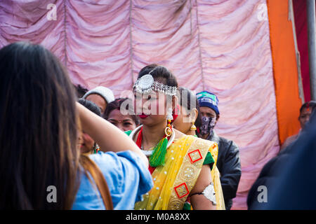 Noemie Repetto/Le Pictorium - 2018, Jan 15-maghi Festival. Neues Jahr in Nepal in Tundikhel durch den Tag. Das Festival war von Kathmandu Durbar Square gestartet. - 16/01/2018 - Nepal/Kathmandu - Maghe Sankranti ist der erste Tag des Monats Magh von Bikram Sambat. Magh ist der zehnte Monat des Jahres. Sankranti ist das Sanskrit Wort in östliche Astrologie, die Transmigration der Sonne bezieht sich von einem Raschi (Sternzeichen) zu einem anderen. In den sehr einfachen, das Wort sankranti ist der erste Tag der Nepalesischen Kalender. Dann offensichtlich, es gibt 12 sankrantis in einem Jahr. Makar San Stockfoto