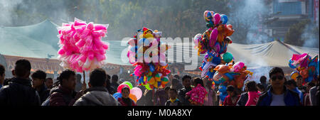 Noemie Repetto/Le Pictorium - 2018, Jan 15-maghi Festival. Neues Jahr in Nepal in Tundikhel durch den Tag. Das Festival war von Kathmandu Durbar Square gestartet. - 16/01/2018 - Nepal/Kathmandu - Maghe Sankranti ist der erste Tag des Monats Magh von Bikram Sambat. Magh ist der zehnte Monat des Jahres. Sankranti ist das Sanskrit Wort in östliche Astrologie, die Transmigration der Sonne bezieht sich von einem Raschi (Sternzeichen) zu einem anderen. In den sehr einfachen, das Wort sankranti ist der erste Tag der Nepalesischen Kalender. Dann offensichtlich, es gibt 12 sankrantis in einem Jahr. Makar San Stockfoto