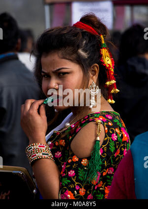 Noemie Repetto/Le Pictorium - 2018, Jan 15-maghi Festival. Neues Jahr in Nepal in Tundikhel durch den Tag. Das Festival war von Kathmandu Durbar Square gestartet. - 16/01/2018 - Nepal/Kathmandu - Maghe Sankranti ist der erste Tag des Monats Magh von Bikram Sambat. Magh ist der zehnte Monat des Jahres. Sankranti ist das Sanskrit Wort in östliche Astrologie, die Transmigration der Sonne bezieht sich von einem Raschi (Sternzeichen) zu einem anderen. In den sehr einfachen, das Wort sankranti ist der erste Tag der Nepalesischen Kalender. Dann offensichtlich, es gibt 12 sankrantis in einem Jahr. Makar Sa Stockfoto