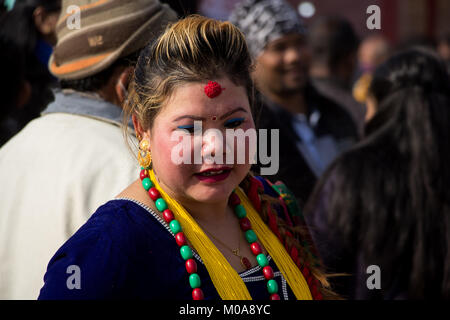 Noemie Repetto/Le Pictorium - 2018, Jan 15-maghi Festival. Neues Jahr in Nepal in Tundikhel durch den Tag. Das Festival war von Kathmandu Durbar Square gestartet. - 16/01/2018 - Nepal/Kathmandu - Maghe Sankranti ist der erste Tag des Monats Magh von Bikram Sambat. Magh ist der zehnte Monat des Jahres. Sankranti ist das Sanskrit Wort in östliche Astrologie, die Transmigration der Sonne bezieht sich von einem Raschi (Sternzeichen) zu einem anderen. In den sehr einfachen, das Wort sankranti ist der erste Tag der Nepalesischen Kalender. Dann offensichtlich, es gibt 12 sankrantis in einem Jahr. Makar Sa Stockfoto