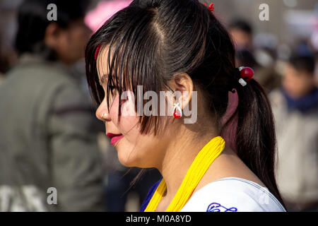 Noemie Repetto/Le Pictorium - 2018, Jan 15-maghi Festival. Neues Jahr in Nepal in Tundikhel durch den Tag. Das Festival war von Kathmandu Durbar Square gestartet. - 16/01/2018 - Nepal/Kathmandu - Maghe Sankranti ist der erste Tag des Monats Magh von Bikram Sambat. Magh ist der zehnte Monat des Jahres. Sankranti ist das Sanskrit Wort in östliche Astrologie, die Transmigration der Sonne bezieht sich von einem Raschi (Sternzeichen) zu einem anderen. In den sehr einfachen, das Wort sankranti ist der erste Tag der Nepalesischen Kalender. Dann offensichtlich, es gibt 12 sankrantis in einem Jahr. Makar Sa Stockfoto